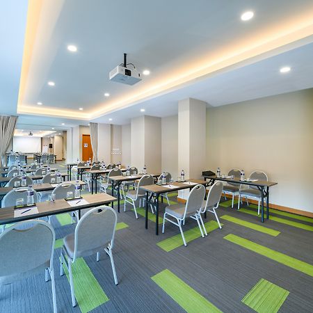 Holiday Inn Express Jakarta Matraman By Ihg Exterior photo