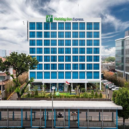 Holiday Inn Express Jakarta Matraman By Ihg Exterior photo