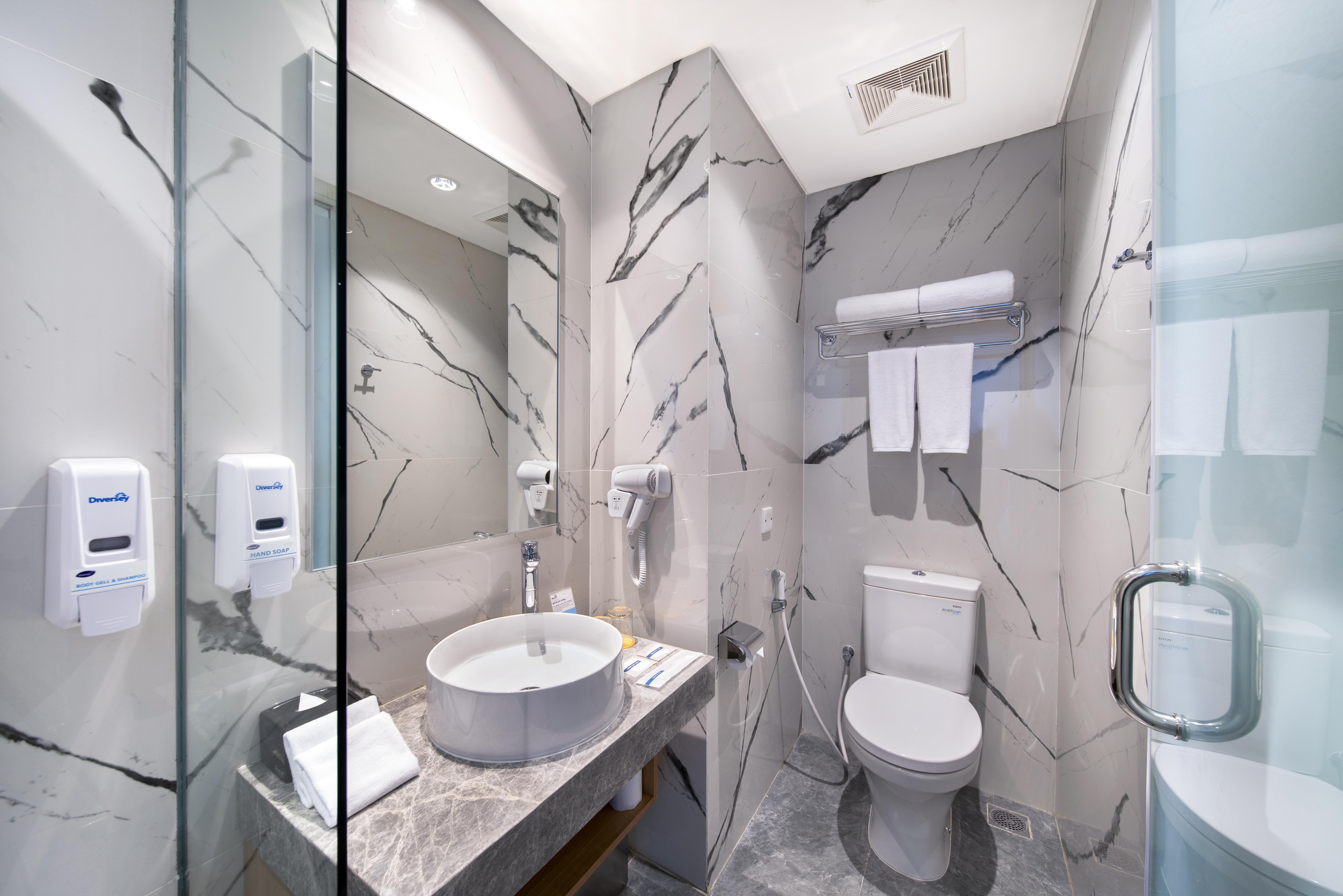 Holiday Inn Express Jakarta Matraman By Ihg Exterior photo