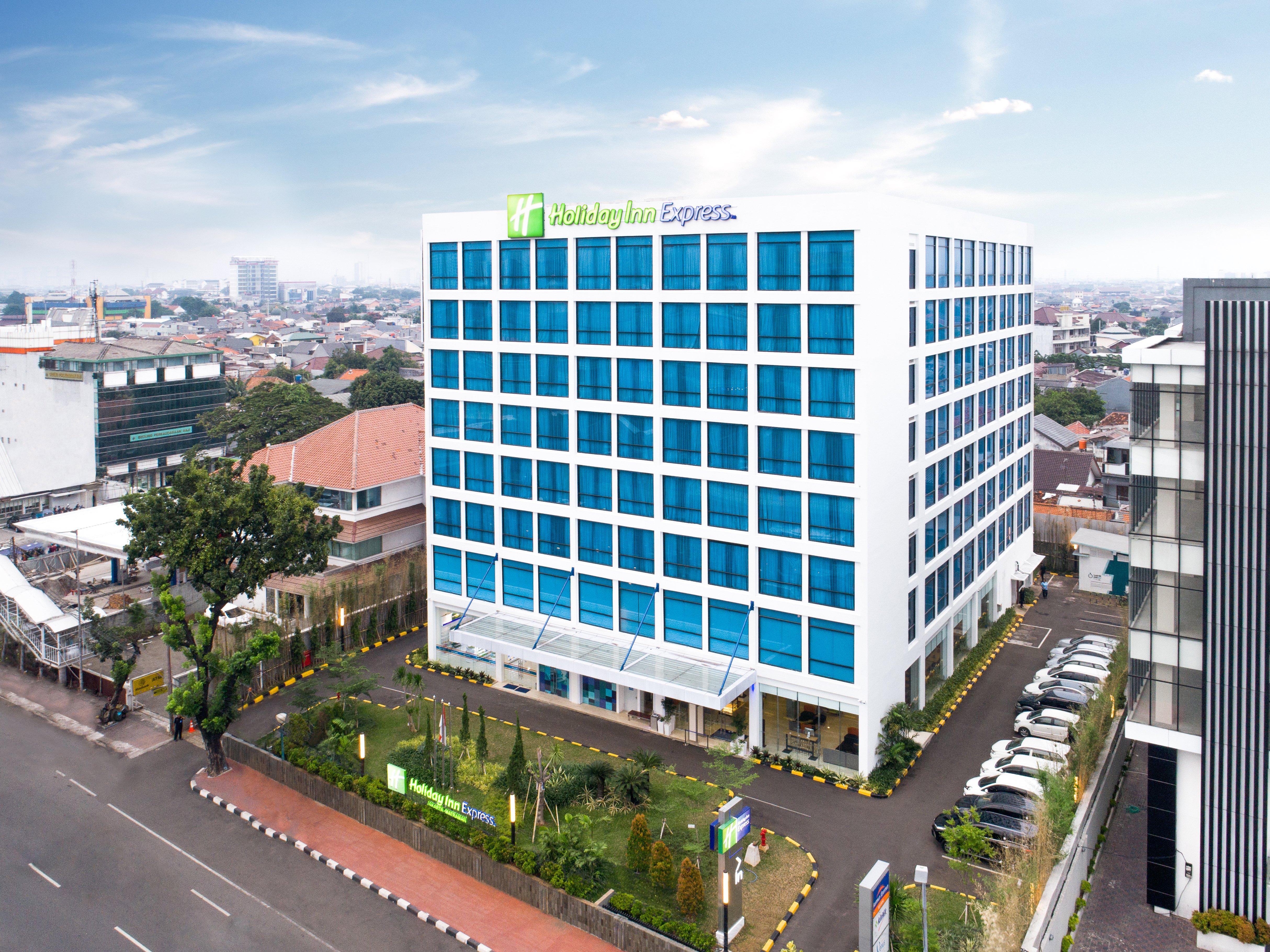 Holiday Inn Express Jakarta Matraman By Ihg Exterior photo