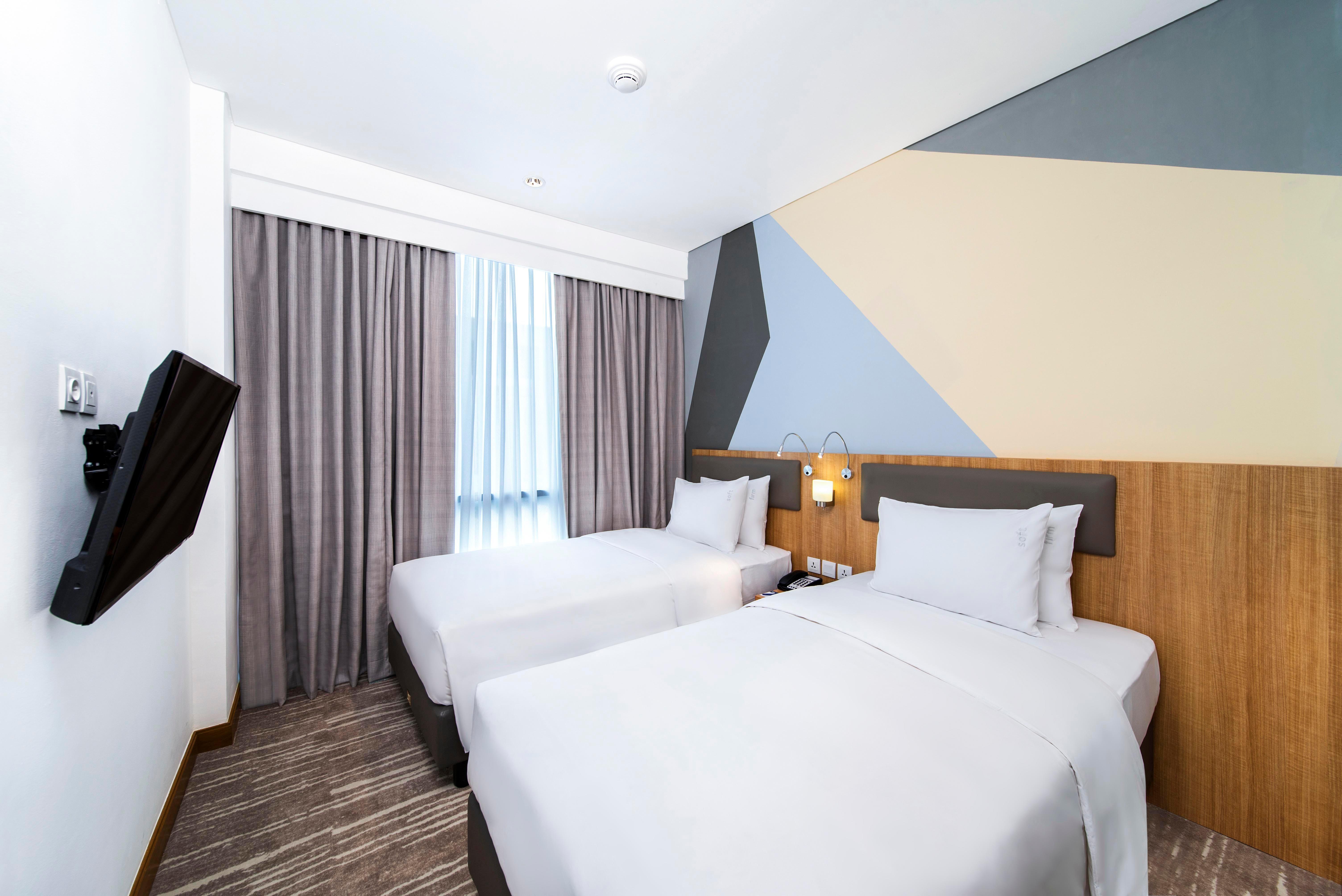 Holiday Inn Express Jakarta Matraman By Ihg Exterior photo