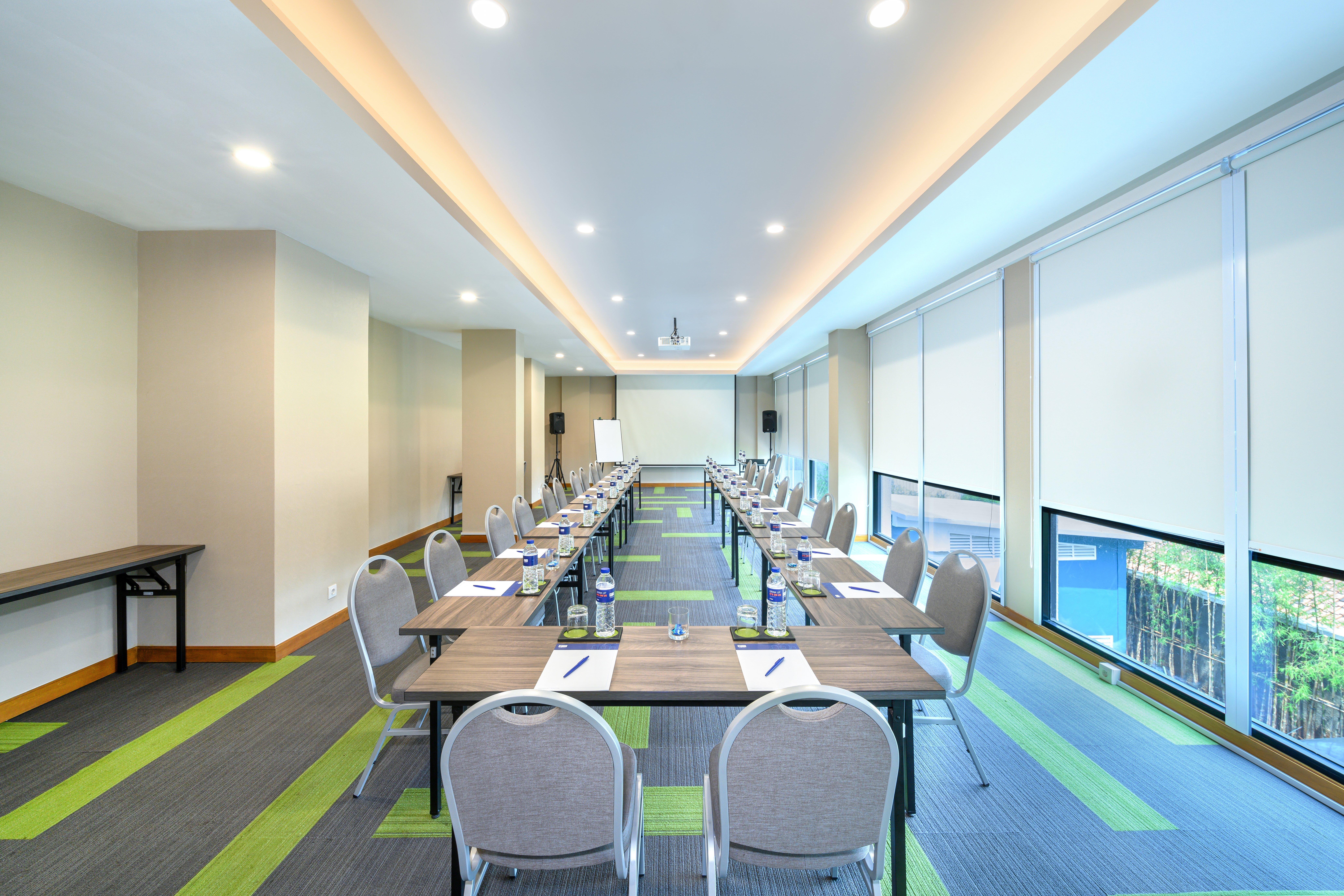 Holiday Inn Express Jakarta Matraman By Ihg Exterior photo