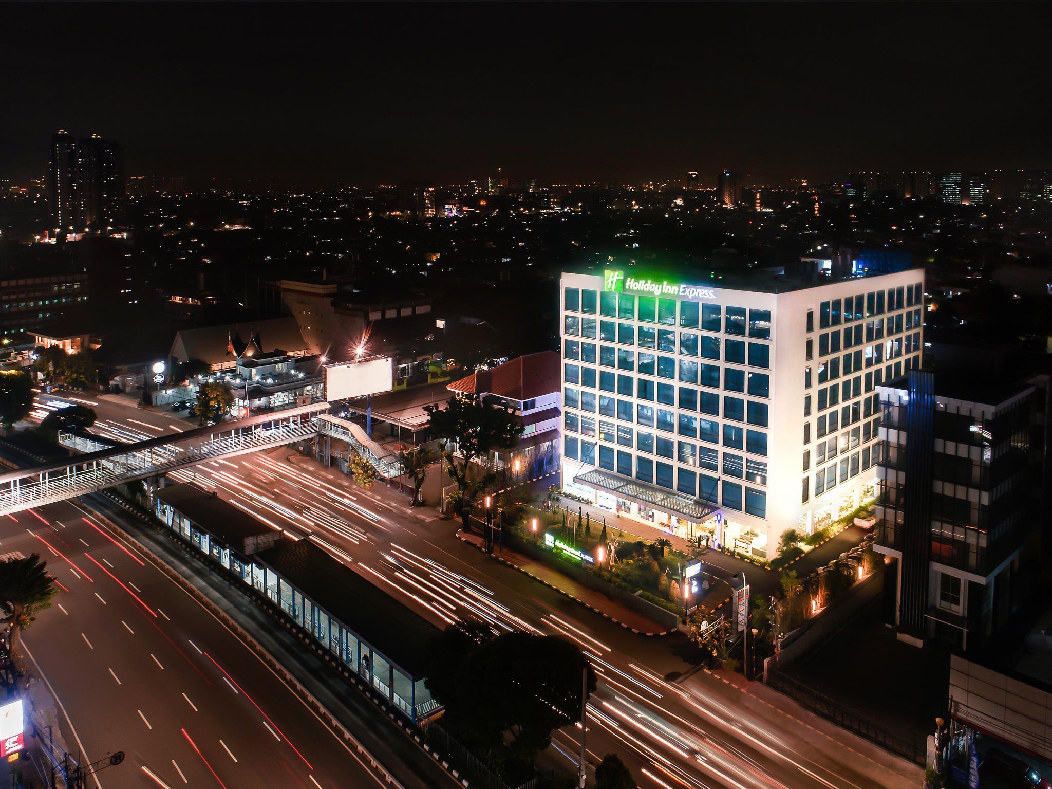 Holiday Inn Express Jakarta Matraman By Ihg Exterior photo