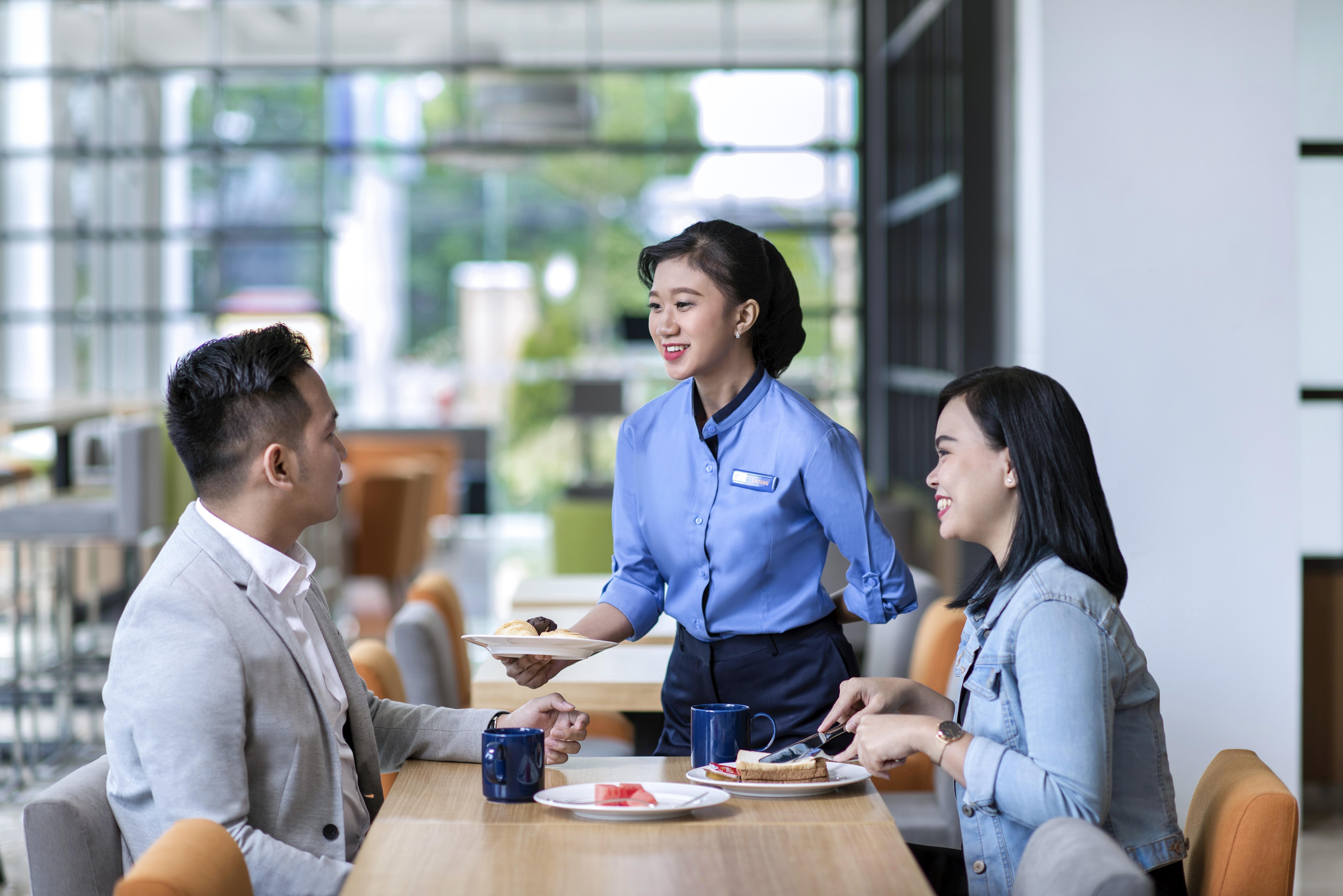 Holiday Inn Express Jakarta Matraman By Ihg Exterior photo