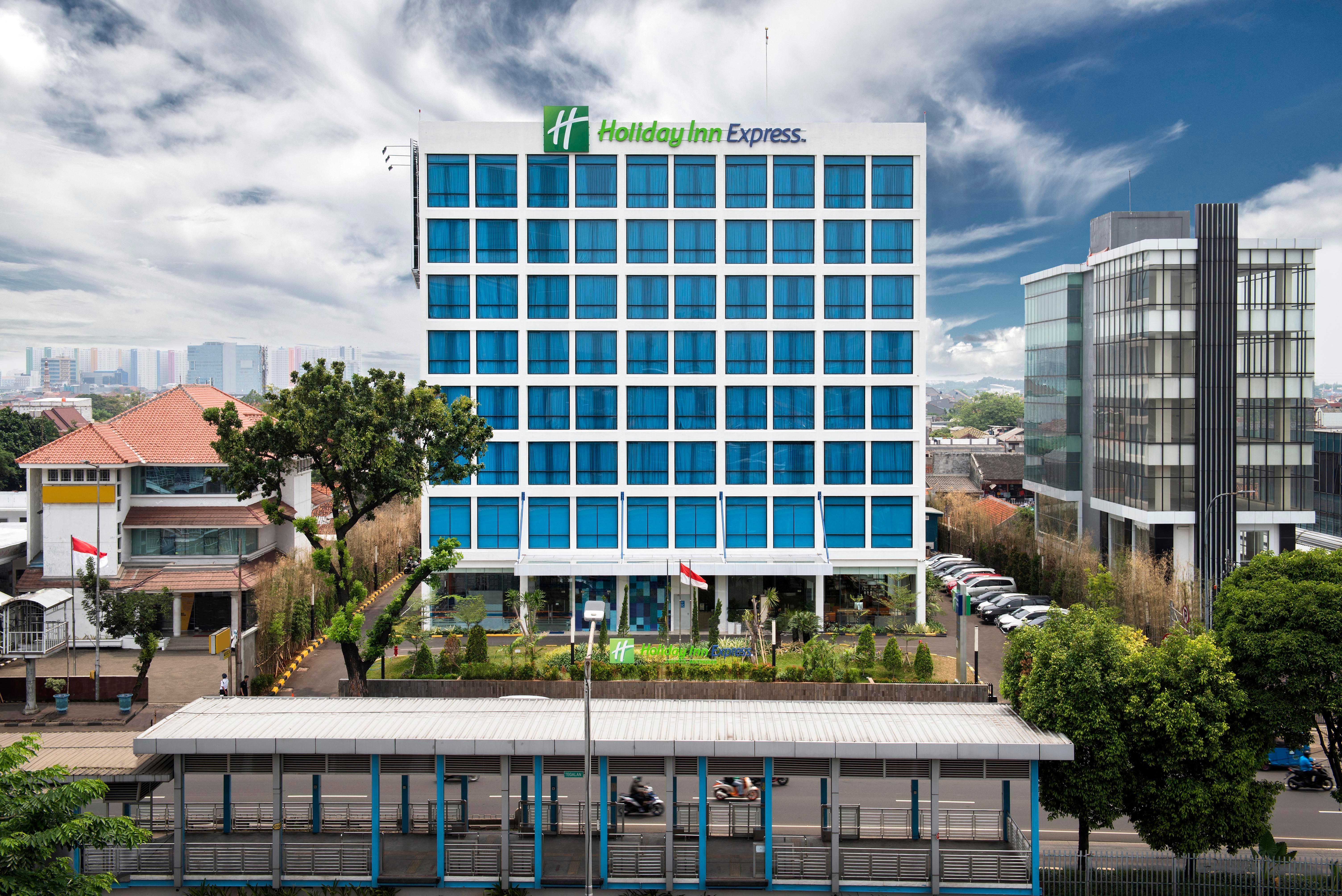 Holiday Inn Express Jakarta Matraman By Ihg Exterior photo