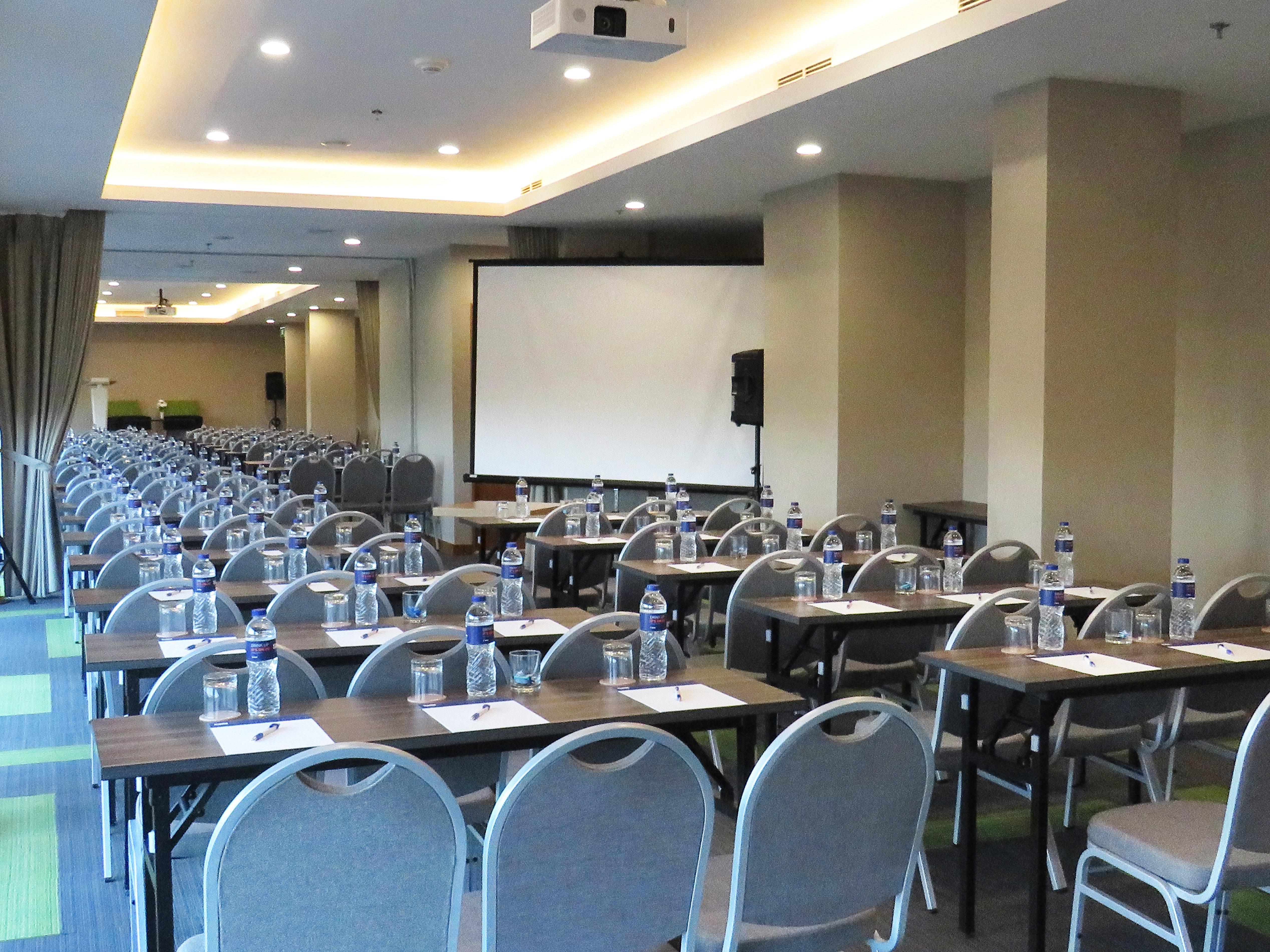 Holiday Inn Express Jakarta Matraman By Ihg Exterior photo