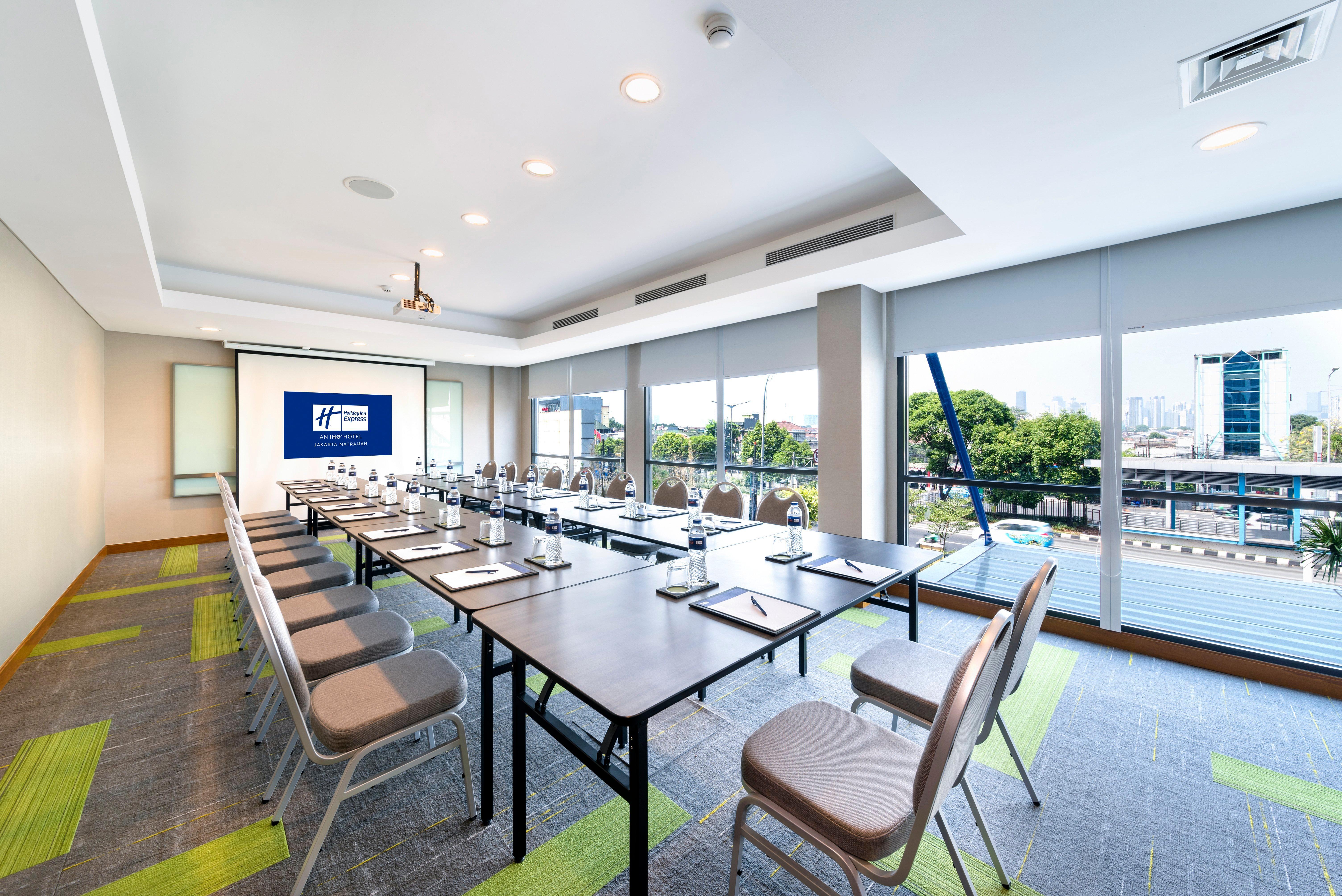Holiday Inn Express Jakarta Matraman By Ihg Exterior photo