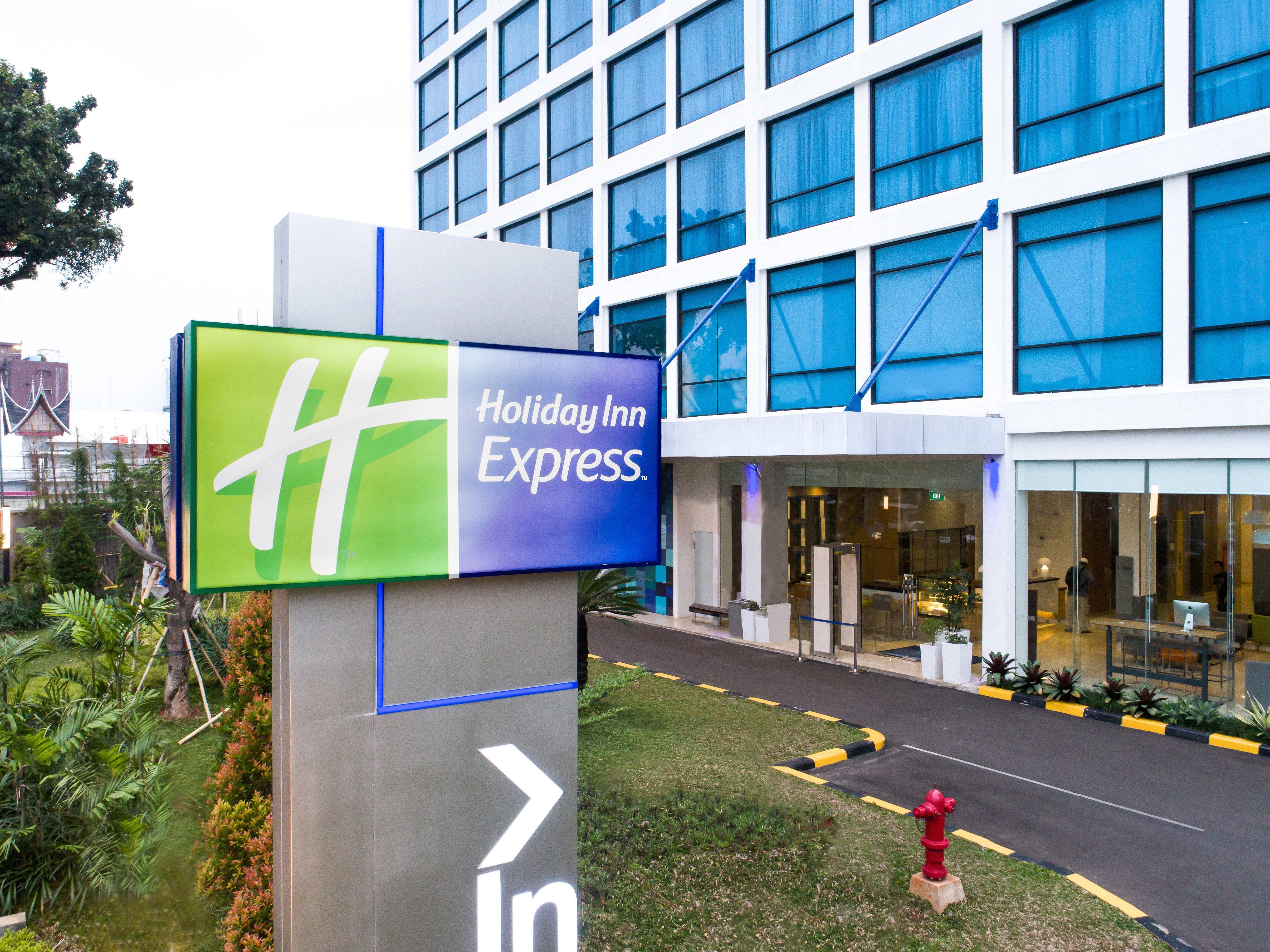 Holiday Inn Express Jakarta Matraman By Ihg Exterior photo