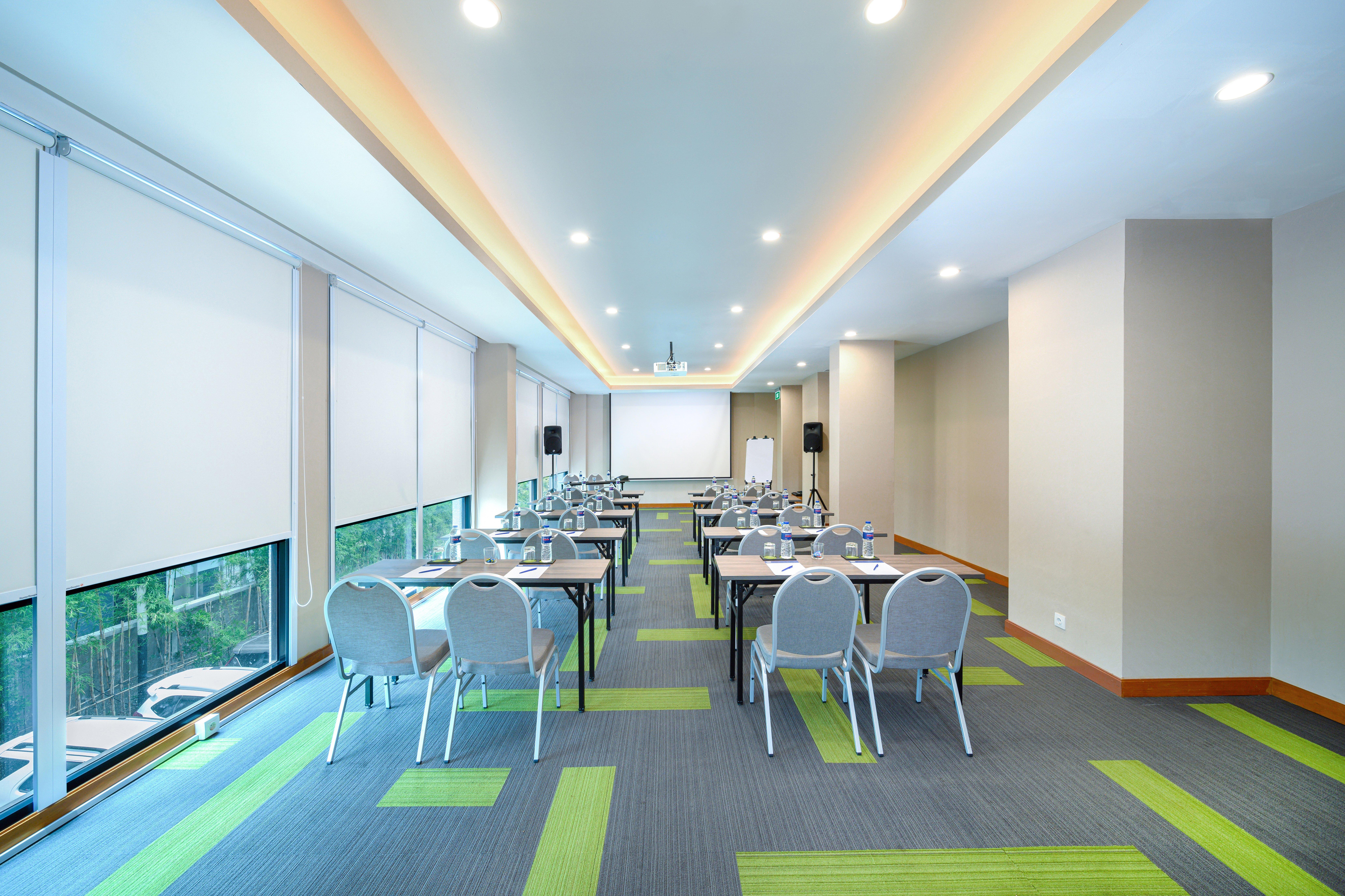 Holiday Inn Express Jakarta Matraman By Ihg Exterior photo