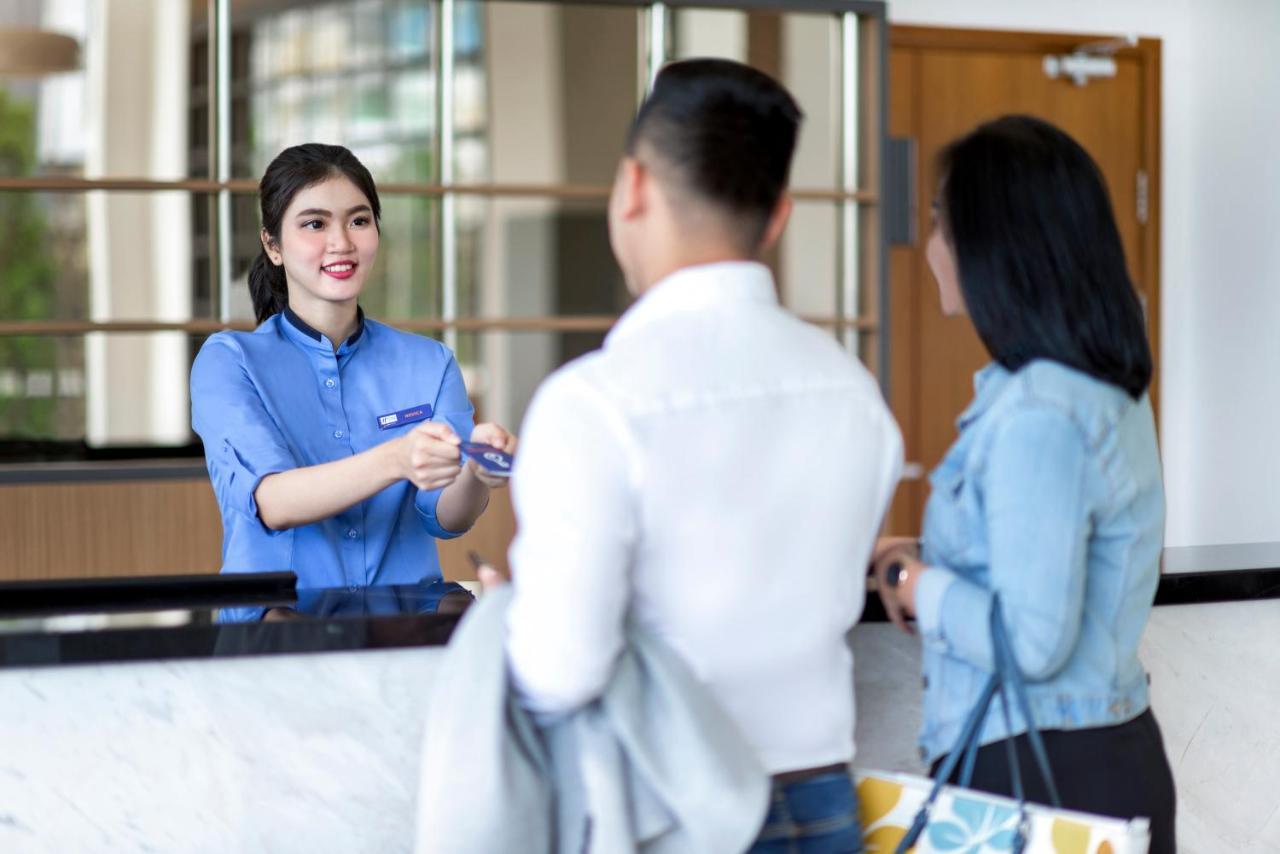 Holiday Inn Express Jakarta Matraman By Ihg Exterior photo
