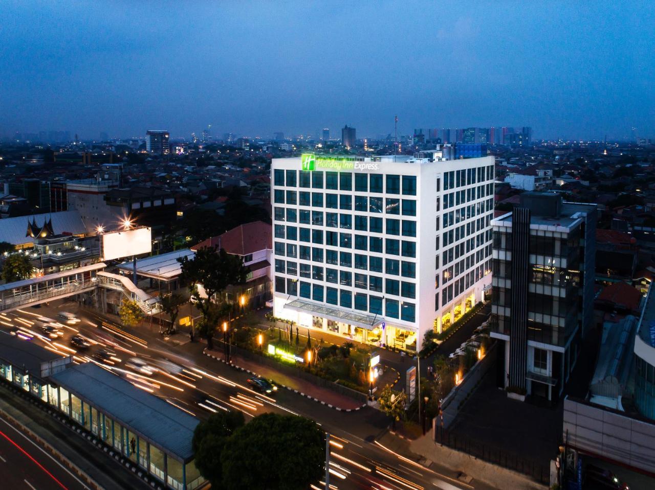 Holiday Inn Express Jakarta Matraman By Ihg Exterior photo
