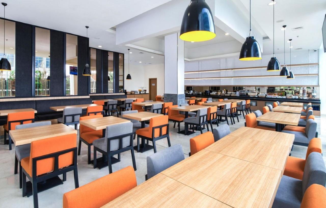 Holiday Inn Express Jakarta Matraman By Ihg Exterior photo