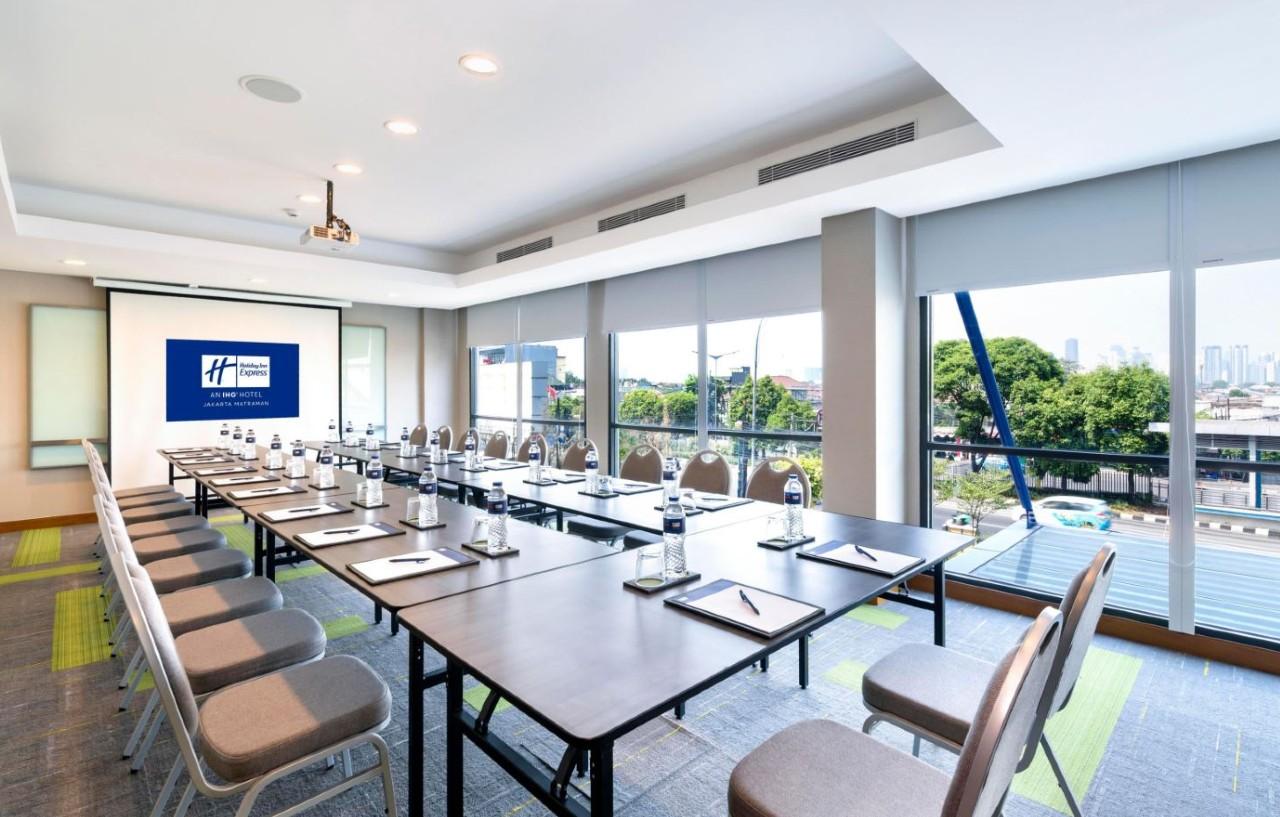 Holiday Inn Express Jakarta Matraman By Ihg Exterior photo